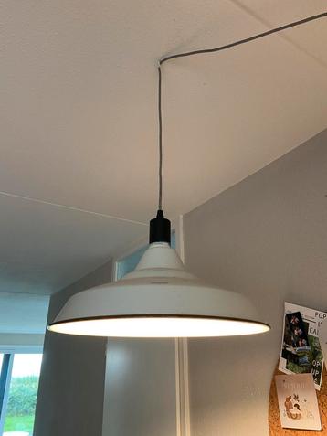 Witte metalen hanglamp met stekker beschikbaar voor biedingen