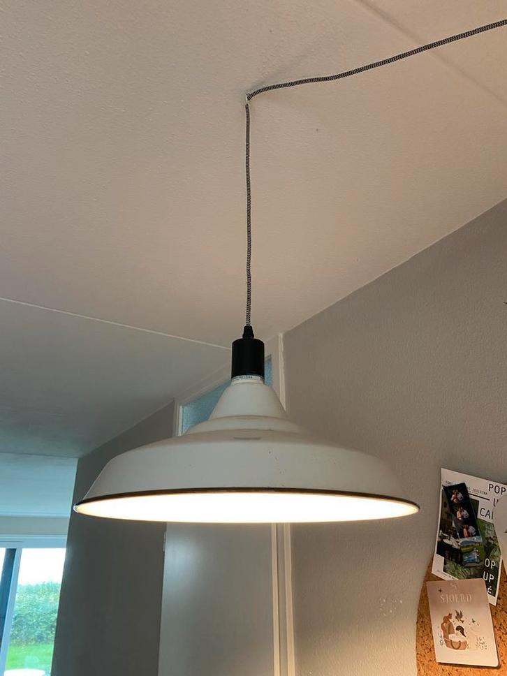 Witte metalen hanglamp met stekker, Huis en Inrichting, Lampen | Hanglampen, Gebruikt, Minder dan 50 cm, Metaal, Ophalen of Verzenden