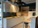 002 - Showroomkeuken Hello Kitchen Breda met korting!, Ophalen, Wit, Hoekkeuken, Nieuw