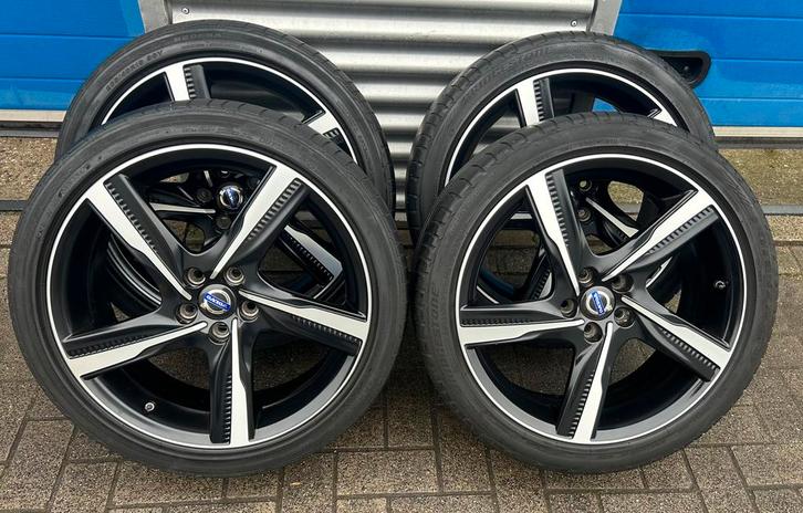 Set 19 inch Volvo velgen 235-40-19 zomerbanden S60,V60,V70, Auto-onderdelen, Banden en Velgen, Banden en Velgen, Zomerbanden, 19 inch