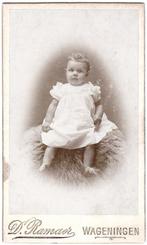 CDV - Kind Meisje Witte Jurk Bont - Foto Ramaer Wageningen, Gebruikt, Foto, Ophalen of Verzenden, Voor 1940