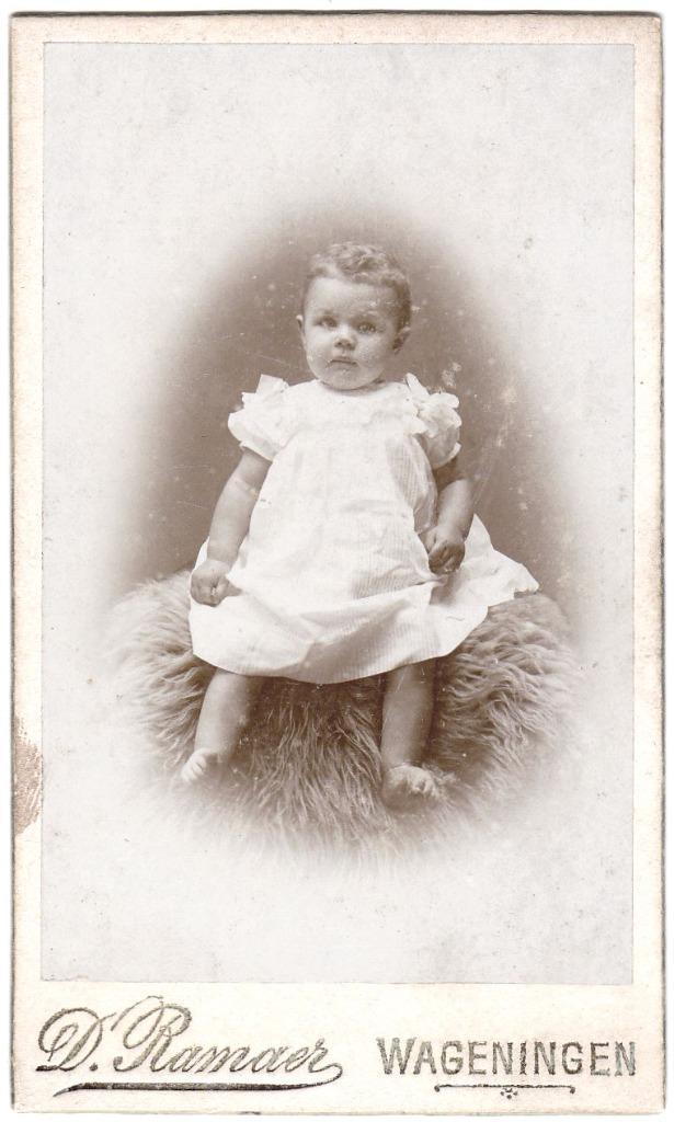 CDV - Kind Meisje Witte Jurk Bont - Foto Ramaer Wageningen, Verzamelen, Foto's en Prenten, Gebruikt, Foto, Kind, Voor 1940, Ophalen of Verzenden