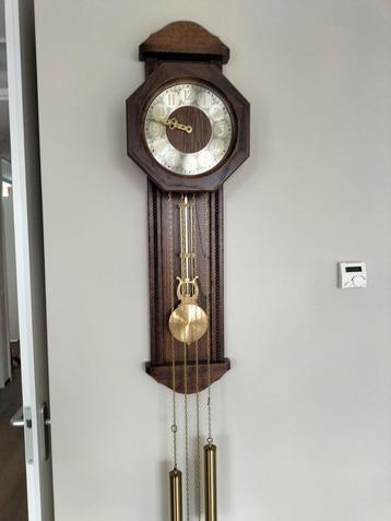 Antieke Wandklok met Slinger beschikbaar voor biedingen