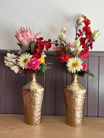Twee prachtige koperen vazen met mooie kunstbloemen  beschikbaar voor biedingen