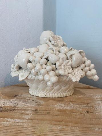 Oude aardewerk mand met bloemen beschikbaar voor biedingen