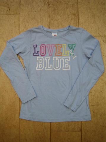 Vrolijk lichtblauw shirt met regenboogkleuren tekst, 134/140 beschikbaar voor biedingen
