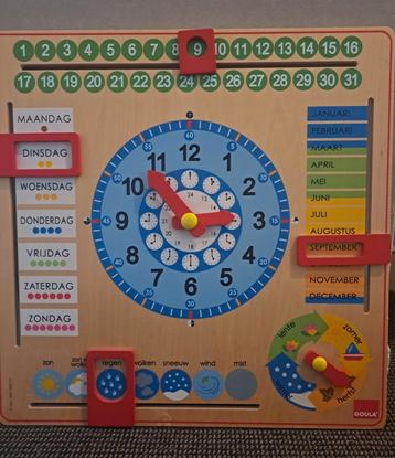 Goula houten kalenderklok beschikbaar voor biedingen