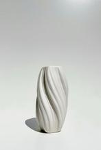 Vaas - Stijlvol en Tijdloos, keramiek, Wit, Aardewerk of Porselein, Ophalen of Verzenden, Zo goed als nieuw