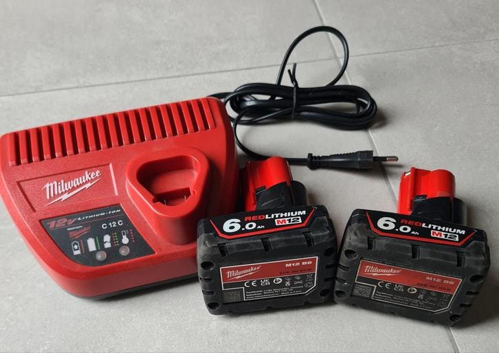Milwaukee M12 Accu's 6Ah (2x) + Lader, Doe-het-zelf en Verbouw, Gereedschap | Machine-onderdelen en Toebehoren, Zo goed als nieuw