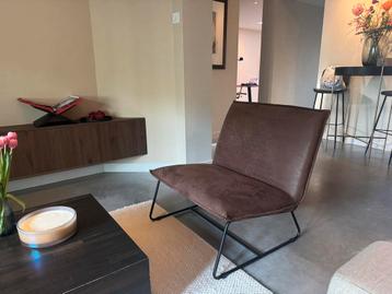 Bruine leer lounge fauteuil zit