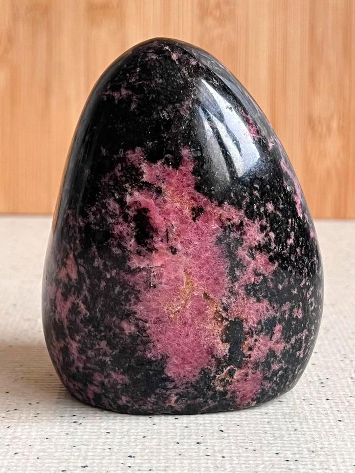 Rhodoniet Sculptuur - Freeform (1 kg!), Verzamelen, Mineralen en Fossielen, Ophalen of Verzenden