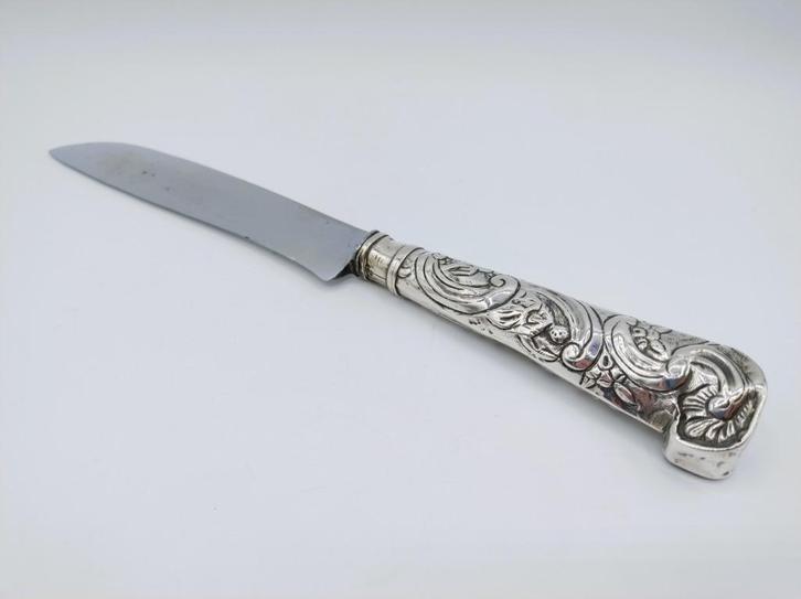 Fries zilveren mesheft met gedreven decor, 18e eeuws, Antiek en Kunst, Antiek | Goud en Zilver, Zilver, Verzenden