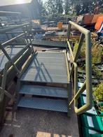 2x Industriële toegangstrappen met werkplatform / bordes, Ophalen, Zo goed als nieuw, Trap, Minder dan 2 meter