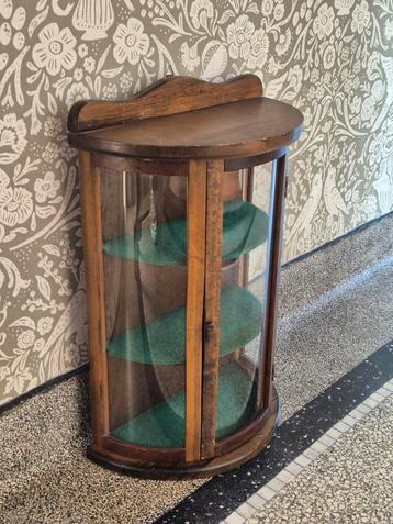 Vintage houten vitrinekastje hangkastje met gebogen bol glas beschikbaar voor biedingen