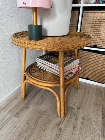 Rotan tafeltje/ bijzettafel/ koffietafel beschikbaar voor biedingen