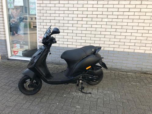 JONGE PIAGGIO ZIP SP 45 4-T MAT BLACK  BROM BJ2021 2000KM, Fietsen en Brommers, Scooters | Piaggio