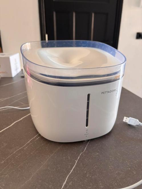 Pettadore hydrate ultra drinkfontein, Dieren en Toebehoren, Hondenvoerbakken en Drinkbakken, Gebruikt, Anti-knoei, Automatisch