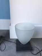 tafellampen, beiden met kelk van mat glas. Samen €13, Huis en Inrichting, Lampen | Tafellampen, Gebruikt, Ophalen of Verzenden