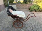 Porceleinen pop met antieke kinderwagen, Ophalen, Zo goed als nieuw, Pop