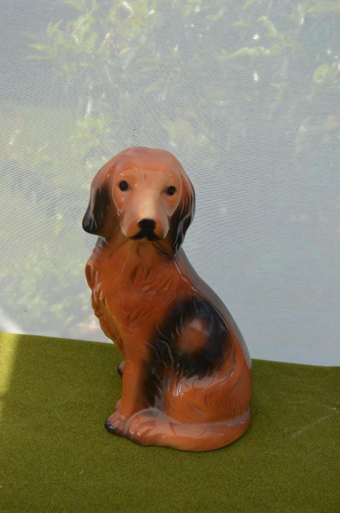 Oude porseleinen beeld van een teckel, gemerkt, 30 cm hoog, Antiek en Kunst, Curiosa en Brocante, Ophalen of Verzenden