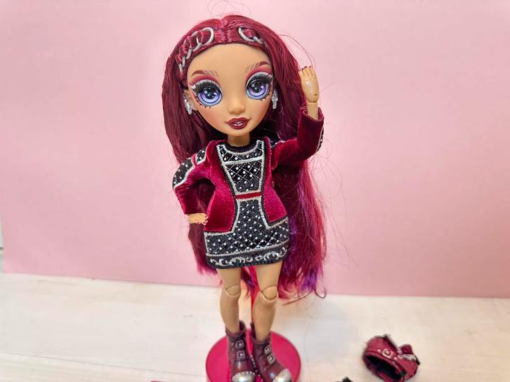 Rainbow high Mila Berrymore, Verzamelen, Poppen, Zo goed als nieuw, Pop, Ophalen of Verzenden