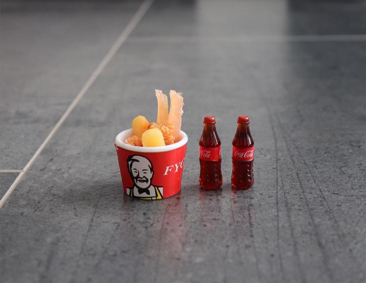 Emmer kip patat mais 2x cola miniatuur barbie blythe 1:6 -M1, Verzamelen, Poppenhuizen en Toebehoren, Nieuw, Decoratie, Ophalen of Verzenden