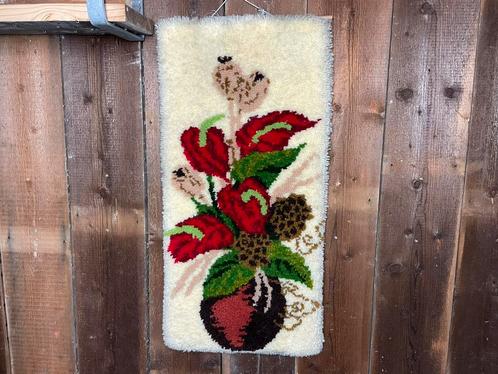 Vintage jaren 70 wandkleed met vaas en vloemen, Huis en Inrichting, Woonaccessoires | Wanddecoraties, Zo goed als nieuw, Ophalen of Verzenden