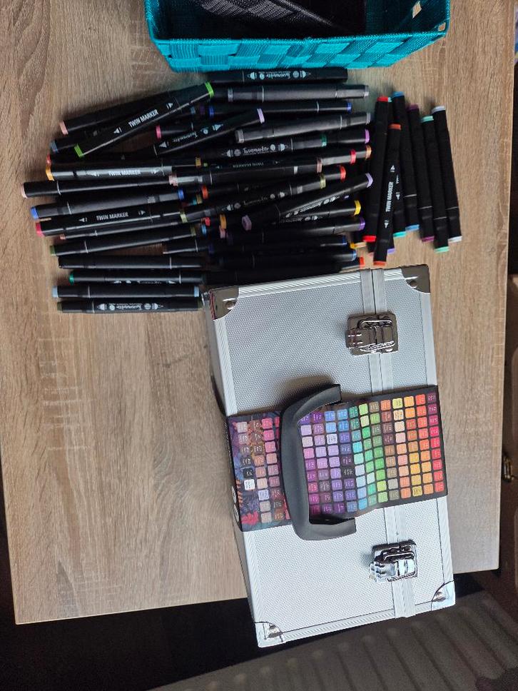 Decotime twinmarkers alcohol 213 stuks (150 nieuw), Hobby en Vrije tijd, Tekenen, Nieuw, Potlood of Stift, Ophalen of Verzenden