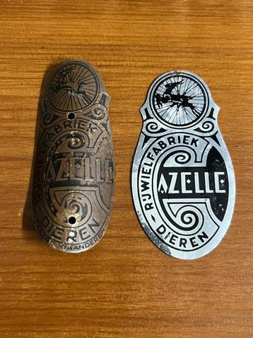 Twee oude , vintage Gazelle emblemen , balhoofd plaatje .  beschikbaar voor biedingen