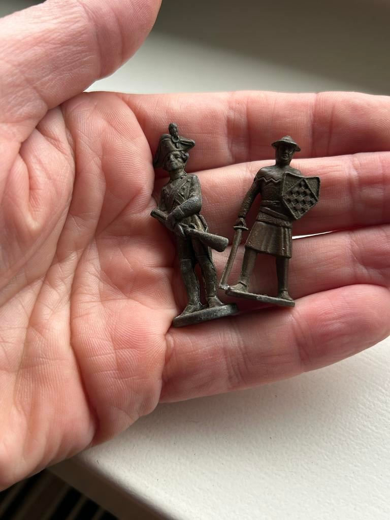 Twee oude beeldjes: soldaat en ridder, Verzamelen, Poppetjes en Figuurtjes, Ophalen of Verzenden, Gebruikt