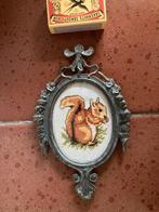 Geborduurd Eekhoorntje in medallion metaal kitsch lijstje, Antiek en Kunst, Ophalen of Verzenden