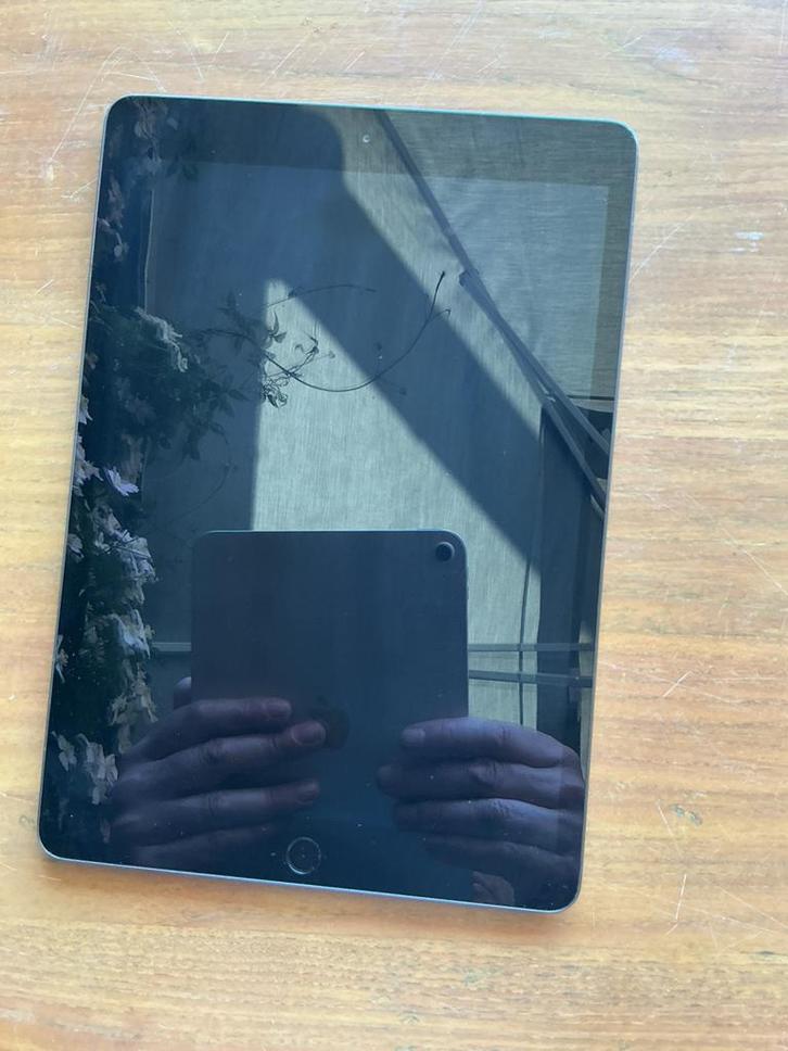 Apple iPad 7th Generation wifi, Computers en Software, Apple iPads, Gebruikt, Apple iPad, Wi-Fi, 10 inch, 32 GB, Grijs, Ophalen of Verzenden