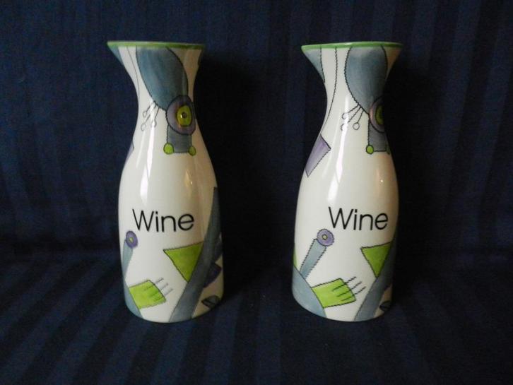 Paar leuke aardewerk wijnkannen voor AEGON handbeschilderd, Huis en Inrichting, Keuken | Servies, Nieuw, Overige typen, Overige stijlen