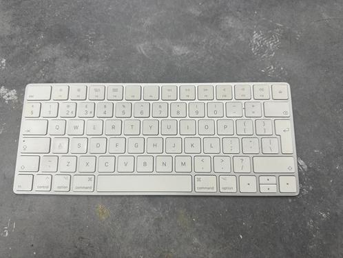 Partij 15 stuks Magic Keyboard 2 en Nummeriek versies, Computers en Software, Toetsenborden, Gebruikt, Qwerty, Draadloos, Ophalen