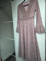 Prachtige kanten jurk van Le Boutique - Maat S/M, Kleding | Dames, Jurken, Verzenden, Beige, Zo goed als nieuw, Maat 36 (S)