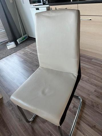 4 eetkamerstoelen beschikbaar voor biedingen