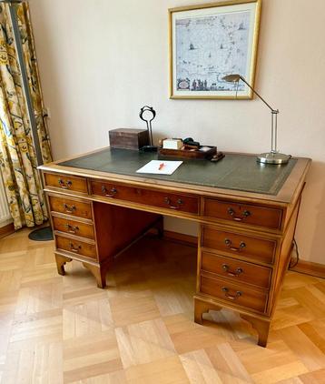 Klassiek (heren-)bureau beschikbaar voor biedingen