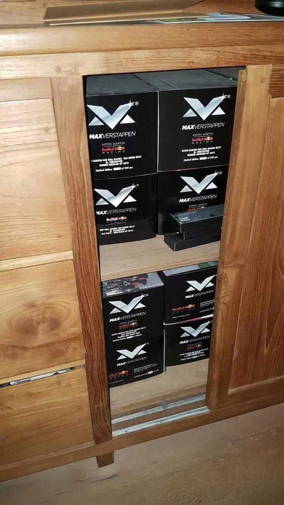 Max Verstappen verzameling: 10x 1:18 auto en 3x 1:2 helm, Hobby en Vrije tijd, Modelauto's | 1:18, Zo goed als nieuw, MiniChamps