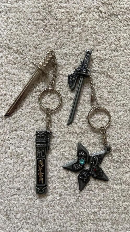 Japanse Ninja Sleutelhangers – Set van 2 (Katana & Shuriken, Hobby en Vrije tijd, Overige Hobby en Vrije tijd, Nieuw, Ophalen of Verzenden