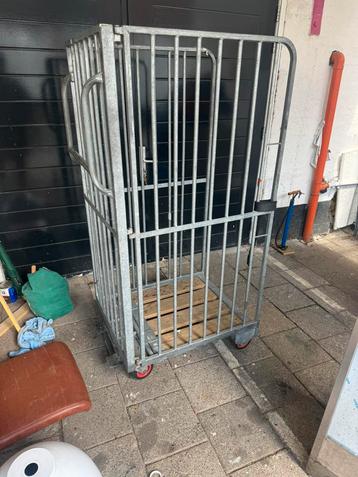 4 rolcontainers €65 per stuk verschillend beschikbaar voor biedingen