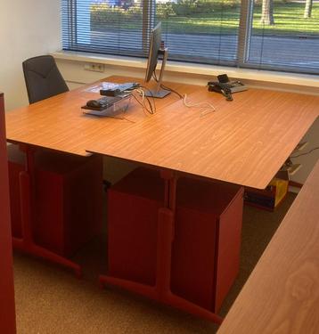 4 Hoogte verstelbare bureaus beuken blad met ladeblok rood