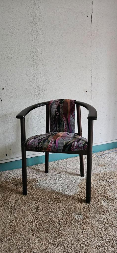 Vintage stoel met kleurrijke retro bekleding, Huis en Inrichting, Stoelen, Gebruikt, Eén, Hout, Bruin, Ophalen