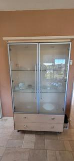 Vitrinekast met melkglazen deuren en verlichting., Ophalen, 100 tot 150 cm, Glas, Zo goed als nieuw