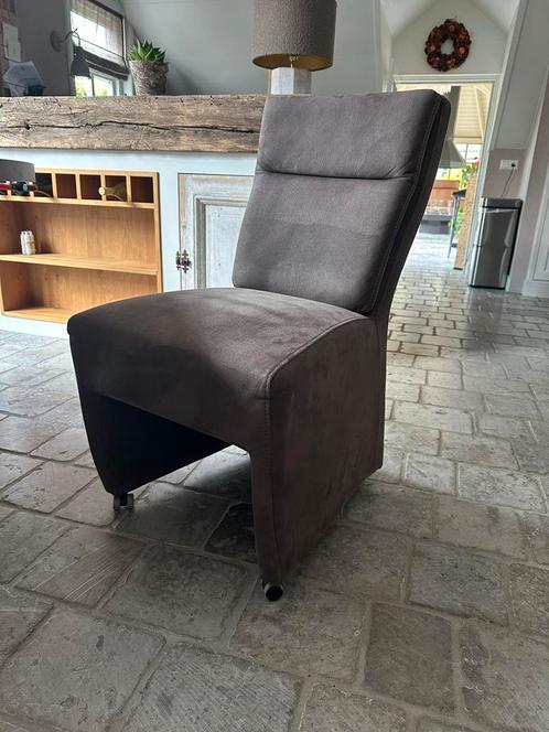 4 Bruine Suedeleer Eetkamerstoelen met Wielen, Huis en Inrichting, Stoelen, Gebruikt, Vier, Leer, Stof, Bruin, Ophalen of Verzenden