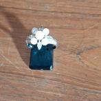 Zilveren ring met parels en strass ., Sieraden, Tassen en Uiterlijk, Ringen, Met strass, Wit, Onbekend, Ophalen of Verzenden