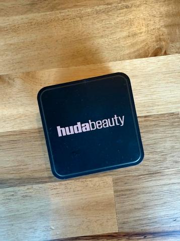Huda beauty cherry blossom poeder beschikbaar voor biedingen