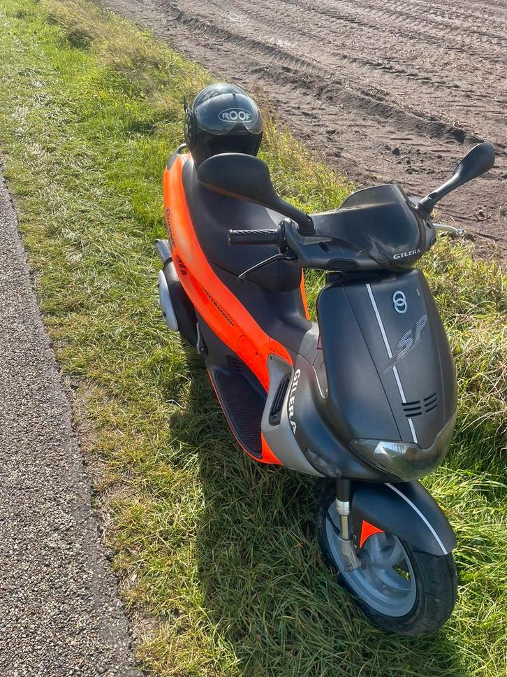 Gilera runner Fluo rosso SP 50, Fietsen en Brommers, Scooters | Piaggio, Zo goed als nieuw, Overige modellen, Benzine, Ophalen