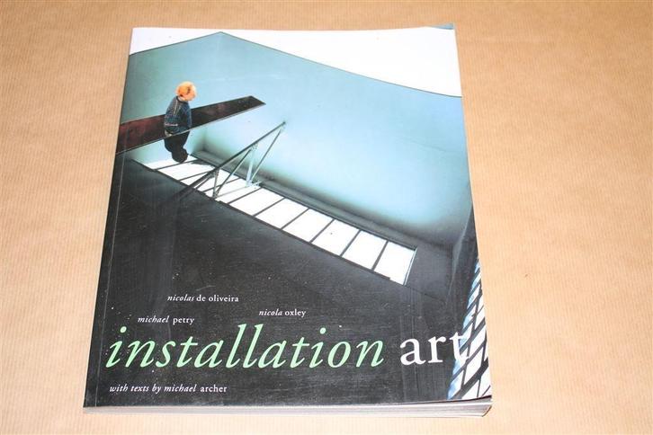 Prachtig boek. Installation Art. Uitstallen van producten., Boeken, Kunst en Cultuur | Beeldend, Gelezen, Ophalen of Verzenden