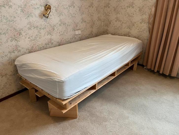 Eenpersoons Bedframe + ikea matras HÖVÅG, Huis en Inrichting, Slaapkamer | Bedden, Zo goed als nieuw, Eenpersoons, 90 cm, 200 cm