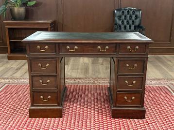 Klassiek Engels bureau #544 beschikbaar voor biedingen